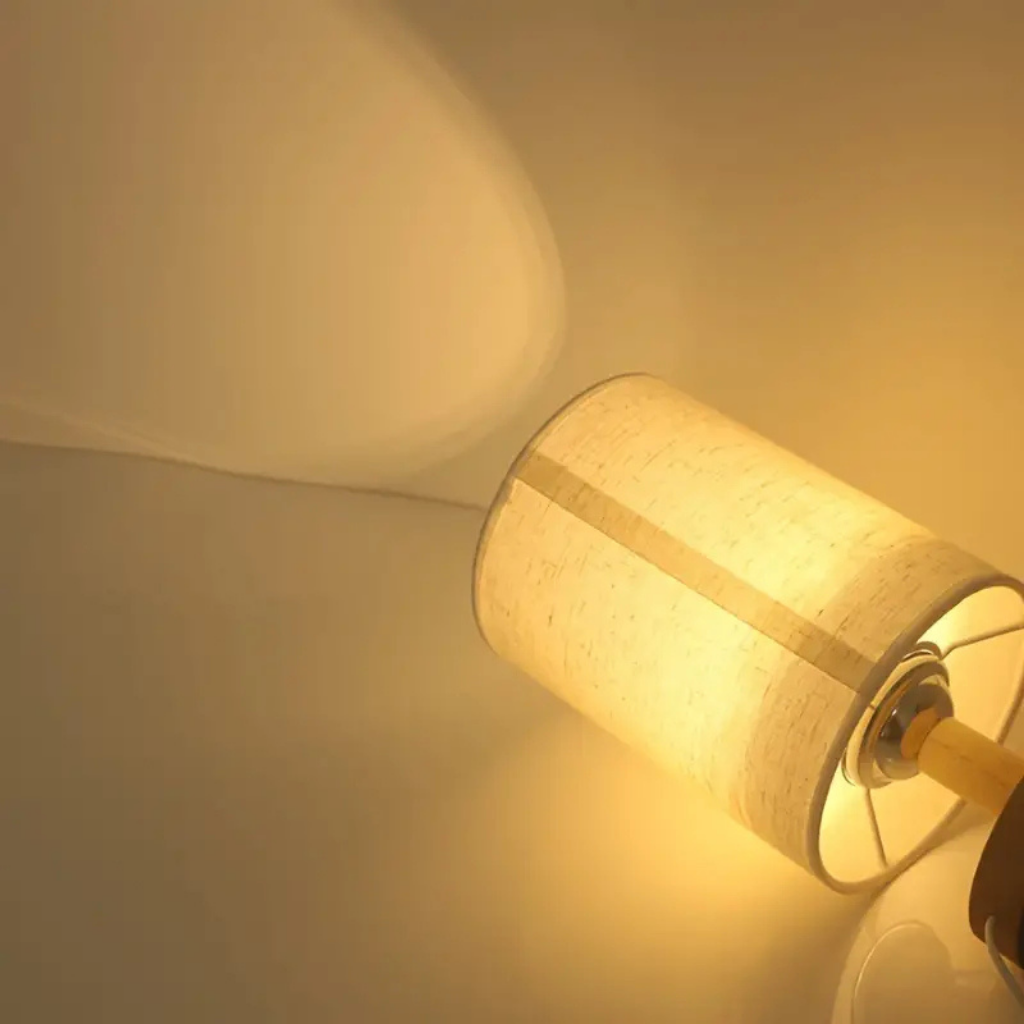 Luminária Para Quarto em Madeira e Linho